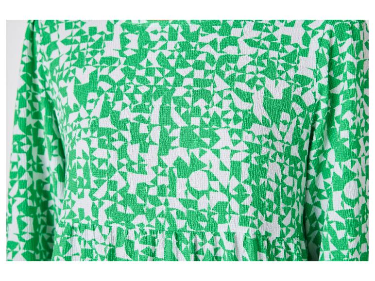 Een groene jurk met een geometrisch patroon.