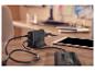 TRONIC® USB-laadstation op een bureau met aangesloten apparaten.
