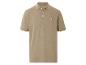 Beige polo shirt met witte boord, koffiezetapparaat detail.