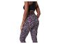 Vrouw in zwart sportbeha en paarse legging met luipaardprint