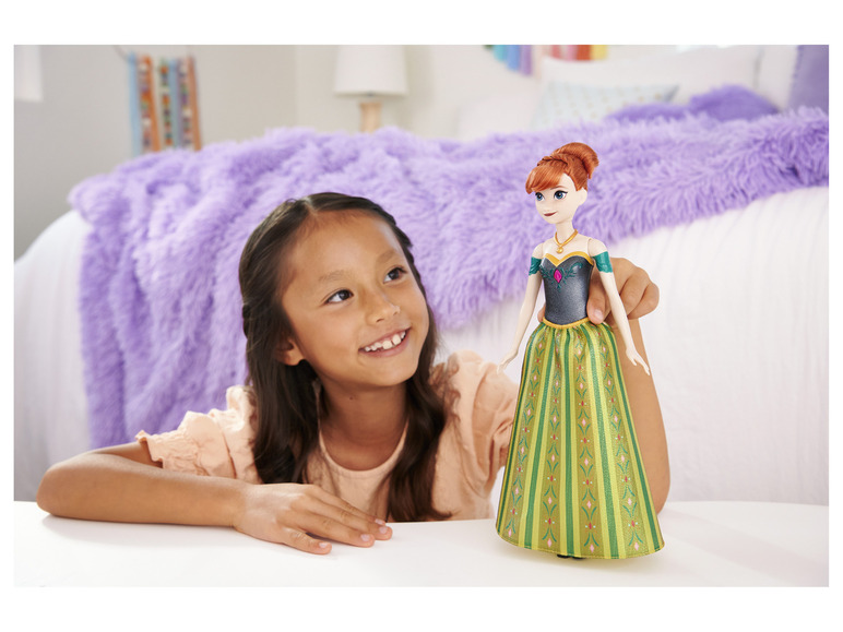 Een meisje houdt een Elsa pop vast van Frozen.