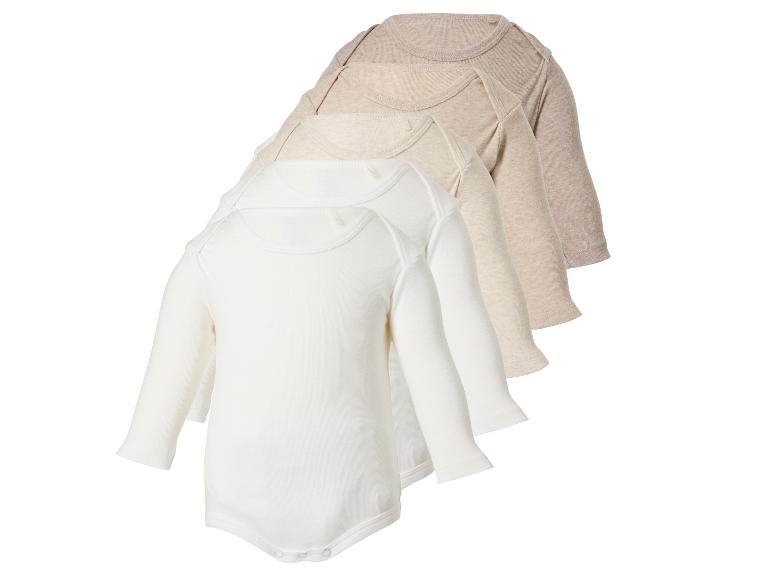 Set van vier babyrompertjes met lange mouwen in beige- en wittinten.