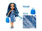 Modepop, blauwe accessoires en glimmende stof.