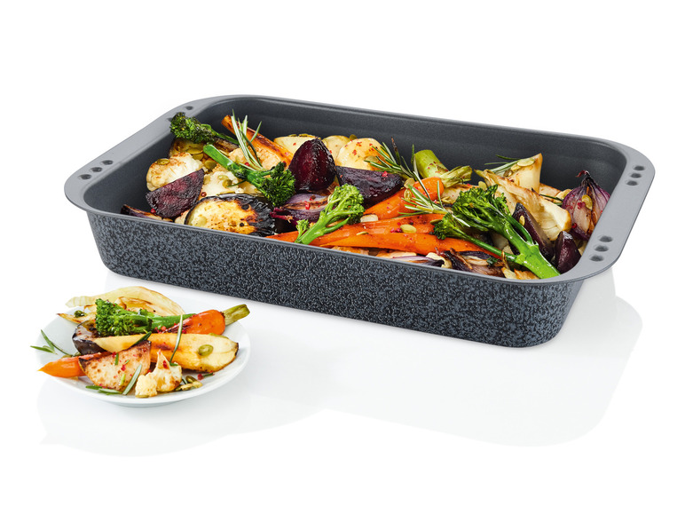 Een bakblik met gebakken groenten, zoals broccoli, wortels, aardappelen en bieten.