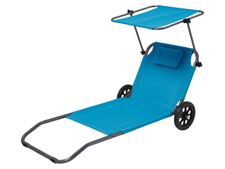 Blauwe ligstoel met luifel en wielen.