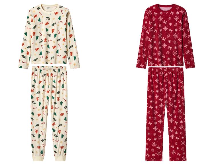 Twee sets kerstpyjama's, één crème met peperkoekmannetjes en bomen, één rood met sneeuwvlokken en strikken.