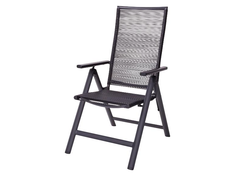 Zwarte opvouwbare stoel met armleuningen en gevlochten rugleuning.