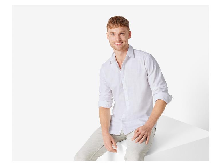 Wit linnen overhemd en broek voor heren.