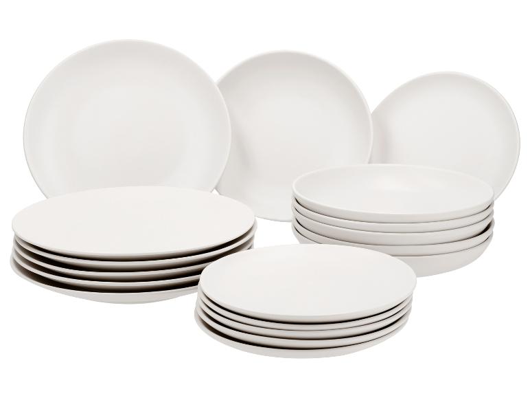 Matwit servies met platte borden en gestapelde kommen.