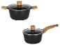 Twee zwarte pannen met houten handvatten en glazen deksels, één met twee korte handvatten, één met een lang handvat.