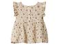 Beige babyjurk met kleine paarse bloemen en ruchesmouwen.