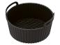 Zwarte siliconen airfryer mand met golvende bodem en handvatten.