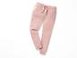 Een roze joggingbroek met elastiek aan de taille.