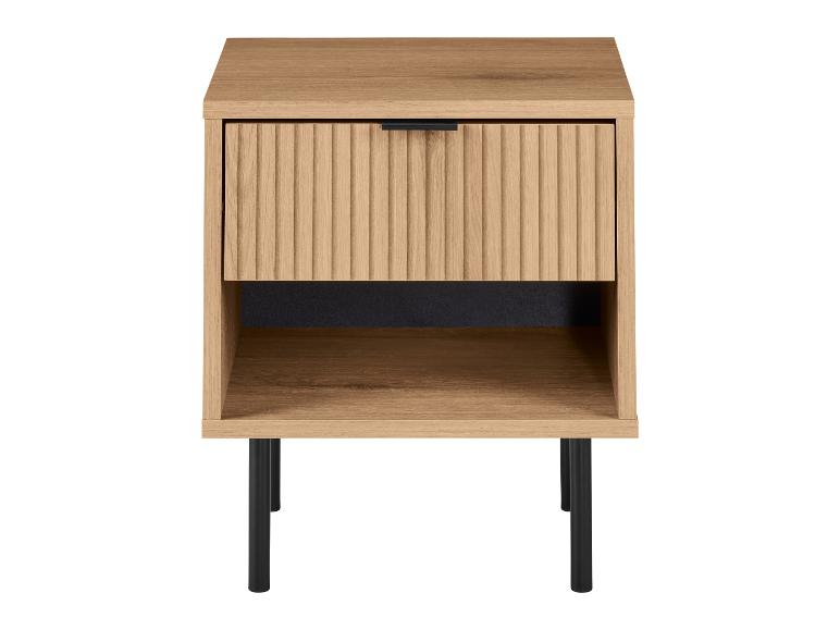 Licht houten nachtkastje met geribbelde lade en zwarte poten.