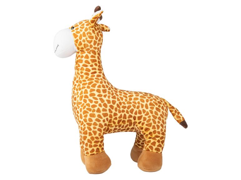 Een pluche giraffe met bruine vlekken.