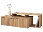 Houten tv-meubel met golvende deuren, met een vaas gedroogde bloemen en boeken.