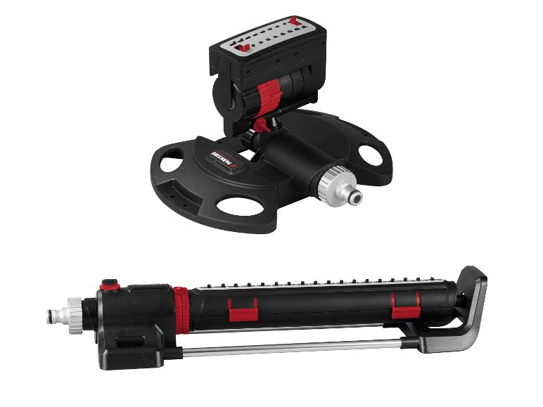 Twee zwarte en rode Parkside tuinsproeiers op een witte achtergrond.