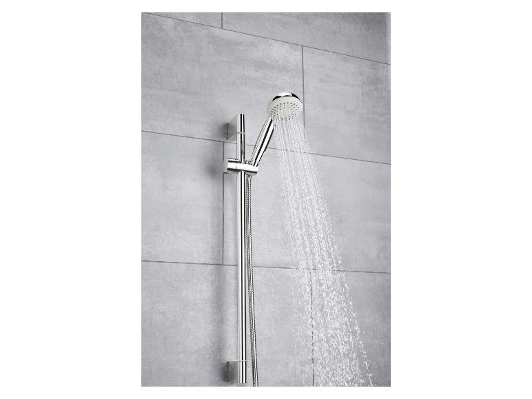 Een chromen douchekop met een sproeikop die water spuit.