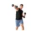 Man in zwart mouwloos shirt en blauwe korte broek traint met twee dumbbells