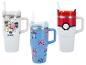 Drie bekers met handvat en rietje: één met Hello Kitty-personages, één met Stitch en één met een Poké Ball-ontwerp.