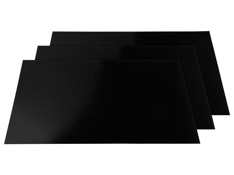 Drie zwarte onderzetters voor onder een hete pan.