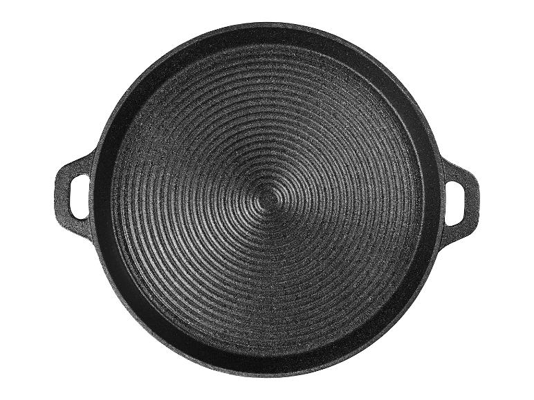 Zwarte gietijzeren pan met concentrische cirkelpatroon.