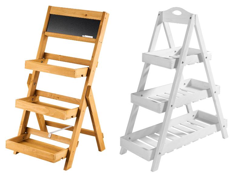 Houten rekken in naturel hout en wit, één met een schoolbord en krijtje.