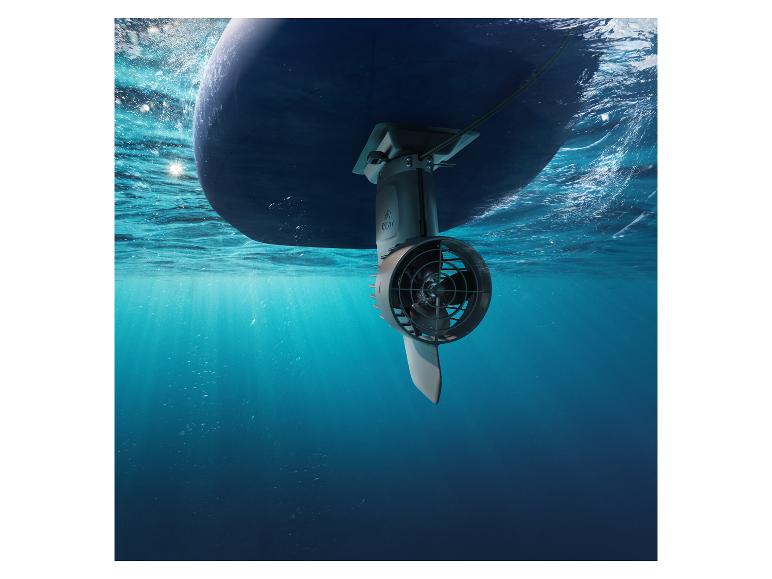 Elektrische buitenboordmotor onder een boot in het water.