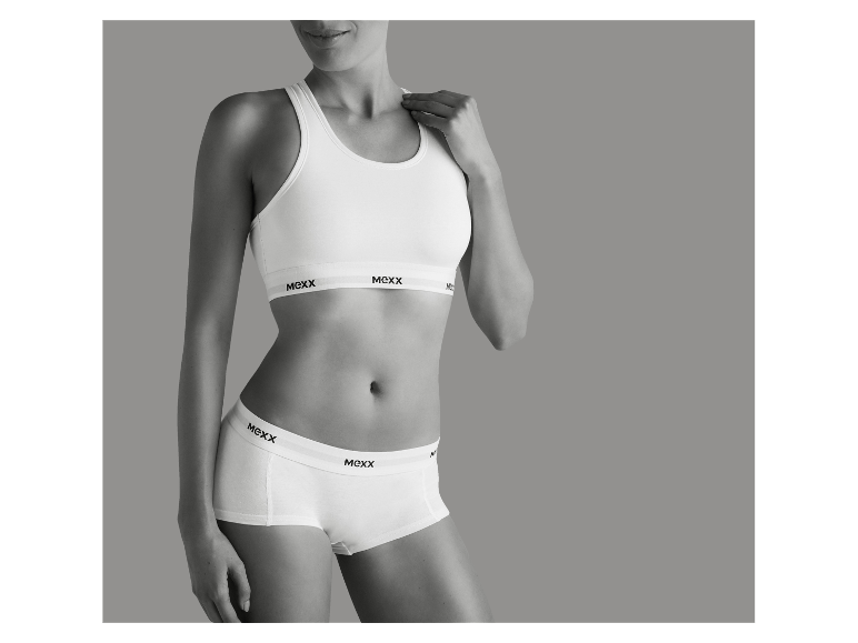 MEXX ondergoed: witte sportbeha en boxershorts op een model.