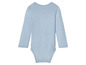Een baby-onesie met lange mouwen in lichtblauw.