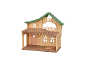 Twee verdiepingen houten poppenhuis met groen dak en boomvormige ramen.