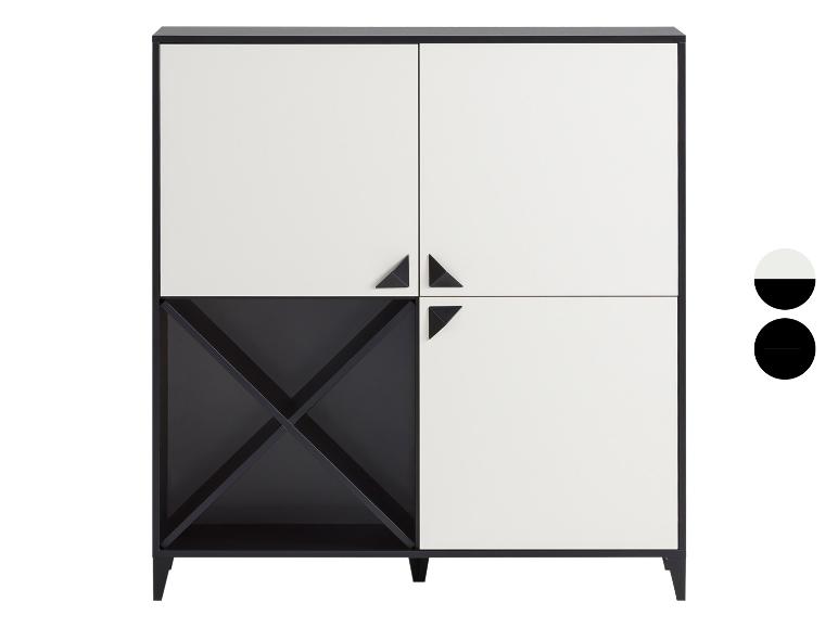 Zwart-witte opbergkast met vakken en flessenrekken.