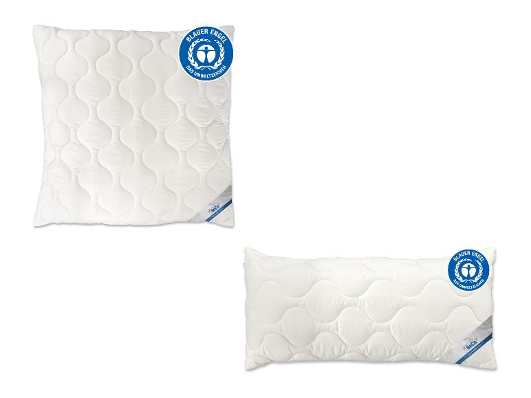 Twee witte, gewatteerde kussens met een blauw milieukeurmerk en het BeCo-merk.