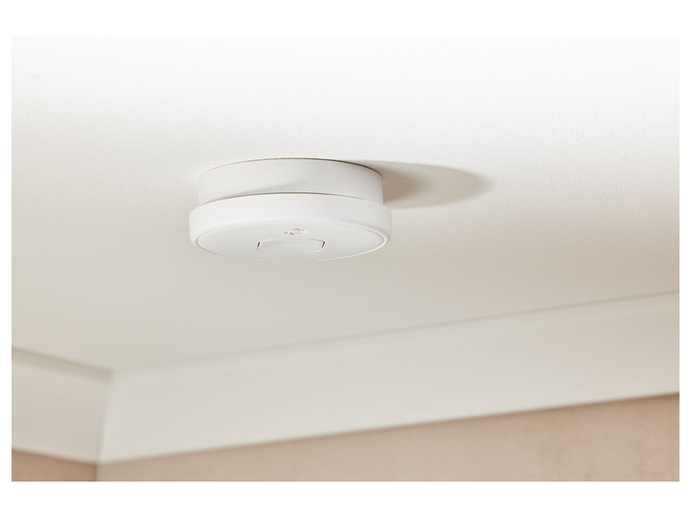 Een rookmelder geïnstalleerd op het plafond.