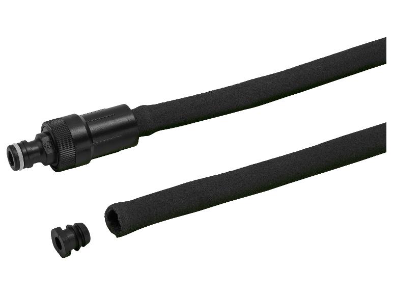 Zwarte tuinslang met koppeling en eindstop.