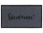 Een donkergrijze deurmat met een zwarte rand en de tekst 'Bienvenue'.