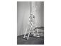 Aluminium multifunctionele ladder met groene veiligheidsriemen in een modern interieur.