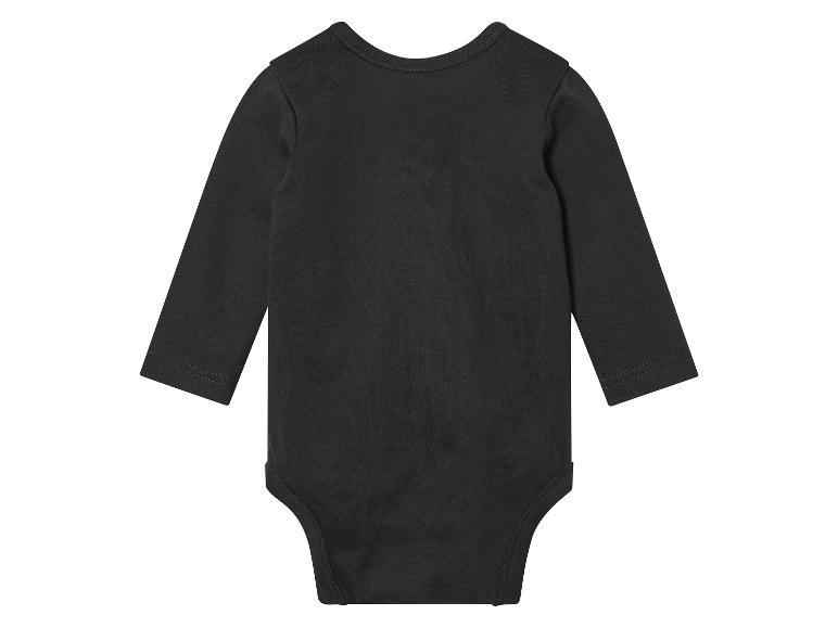 Een zwart babypakje met lange mouwen.