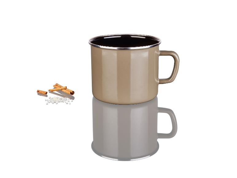 Een grijze mok met handvat, kaneel en suiker.