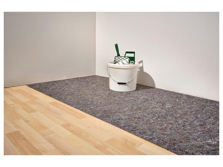 Schilderbenodigdheden: emmer, roller, verfbak op vloerbescherming en houten vloer