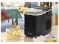 SILVERCREST® ijsblokjesmachine SEMK 105 C1 op een feestelijke tafel met drankjes en ijs.