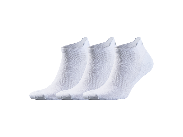 Drie paar witte korte sokken.