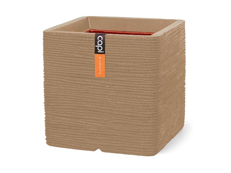 Vierkante beige plantenbak met gestructureerd oppervlak en oranje etiket.