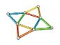 Kleurrijke magnetische bouwstaven en metalen ballen die een geometrisch patroon vormen.