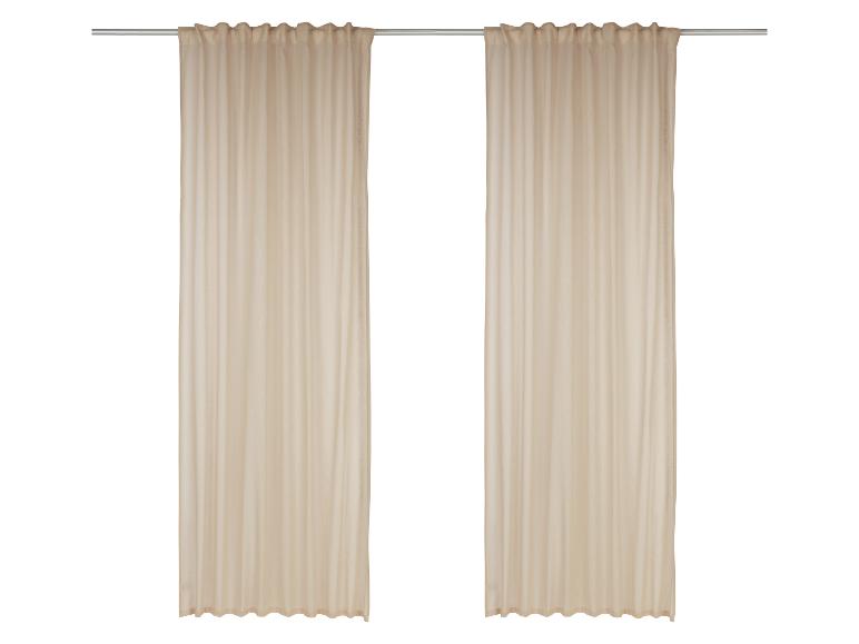 Twee beige gordijnen opgehangen aan een roede.