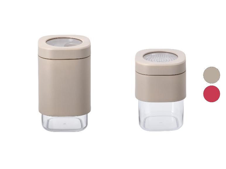 Twee vierkante voedselcontainers, één met een zeefdeksel, in beige en transparant.