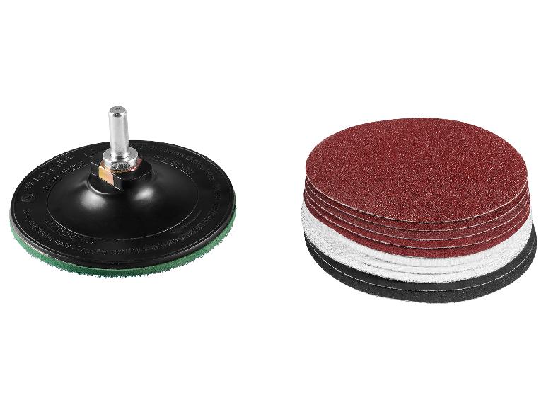 Een schuurpads houder met een metalen as en een stapel diverse schuurpads.