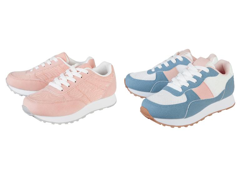 Pastelroze en lichtblauwe sneakers: casual sportschoenen.