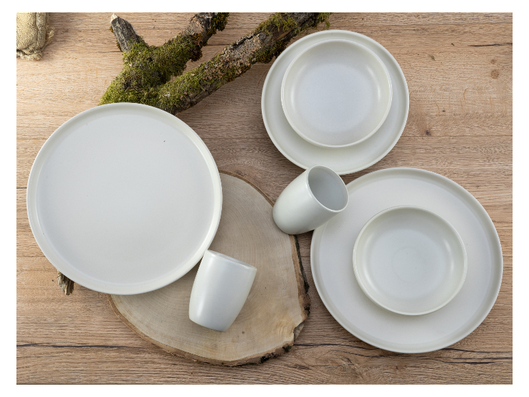 Set crèmekleurige serviesgoed: borden, kommen en mokken.