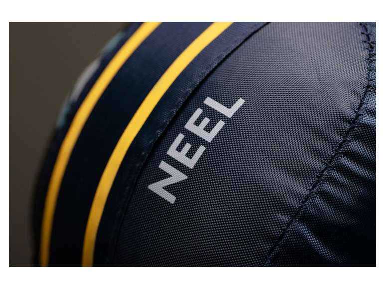 Een close-up van een donkerblauwe tas met gele strepen en het woord 'NEEL' erop.